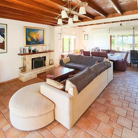 Lovely Home In Kiato With Wifi Εξωτερικό φωτογραφία