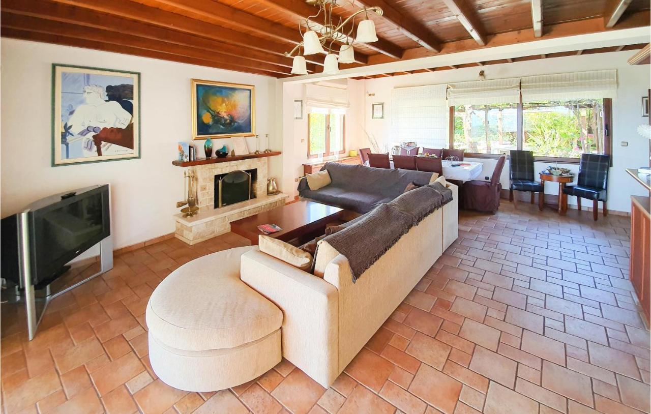 Lovely Home In Kiato With Wifi Εξωτερικό φωτογραφία