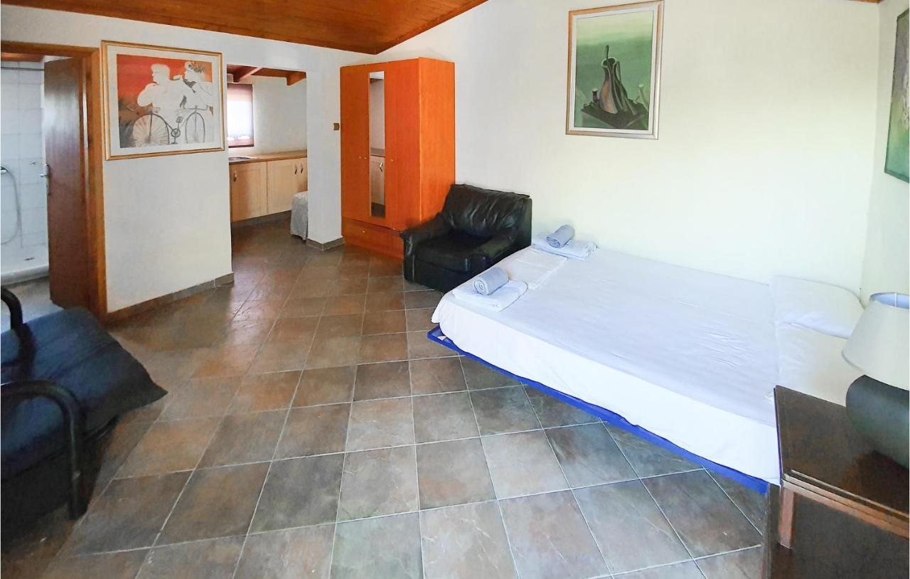 Lovely Home In Kiato With Wifi Εξωτερικό φωτογραφία