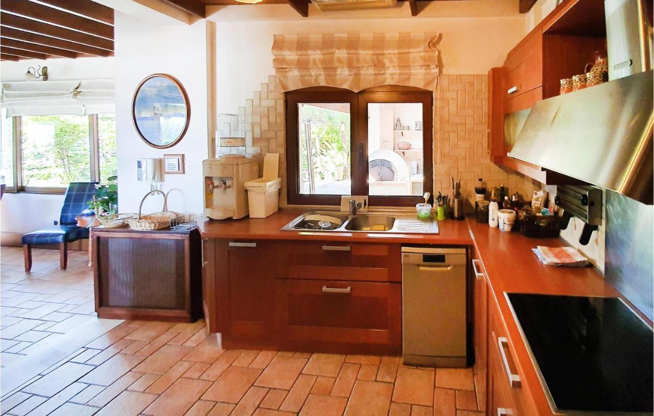 Lovely Home In Kiato With Wifi Εξωτερικό φωτογραφία